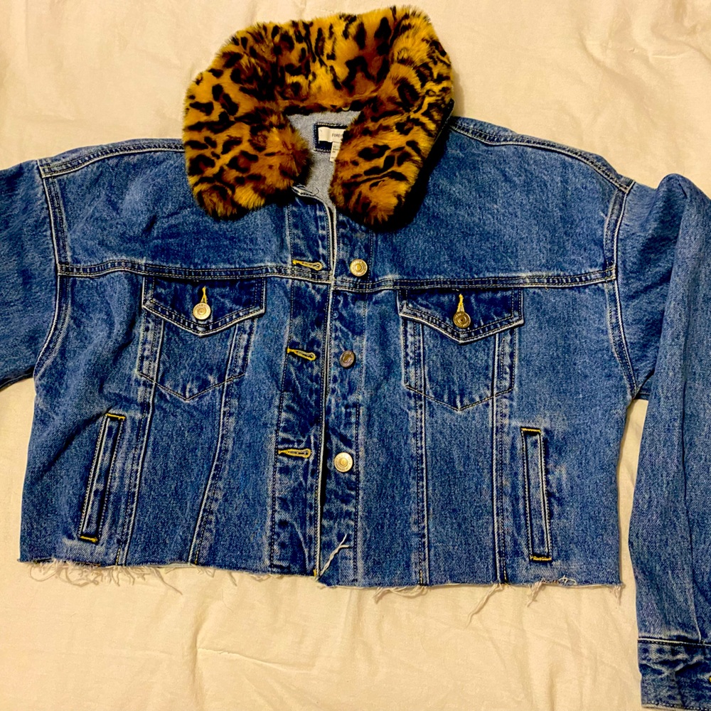 Jean jacket with leopard collar
